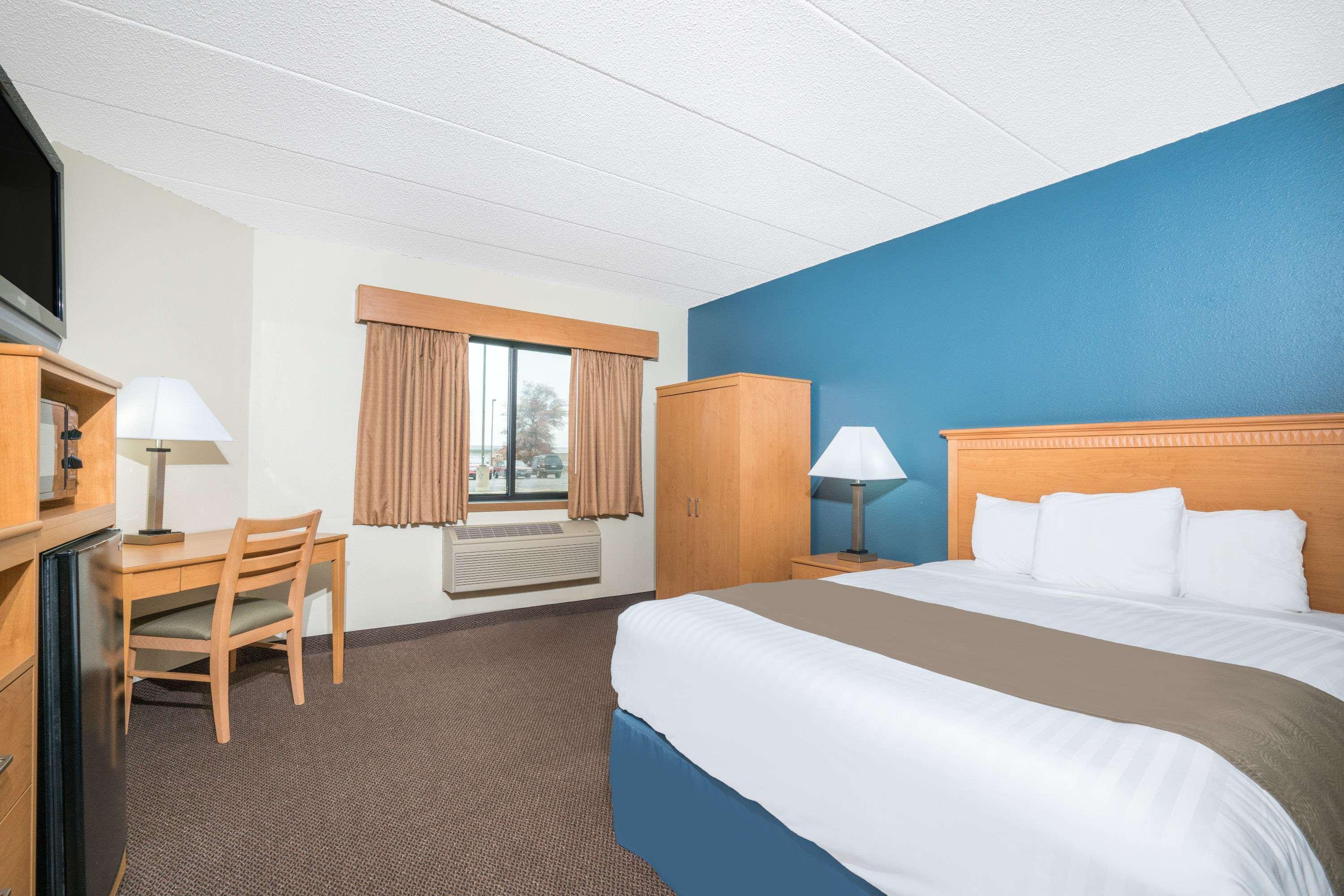 Days Inn & Suites By Wyndham Baxter Brainerd Area Extérieur photo