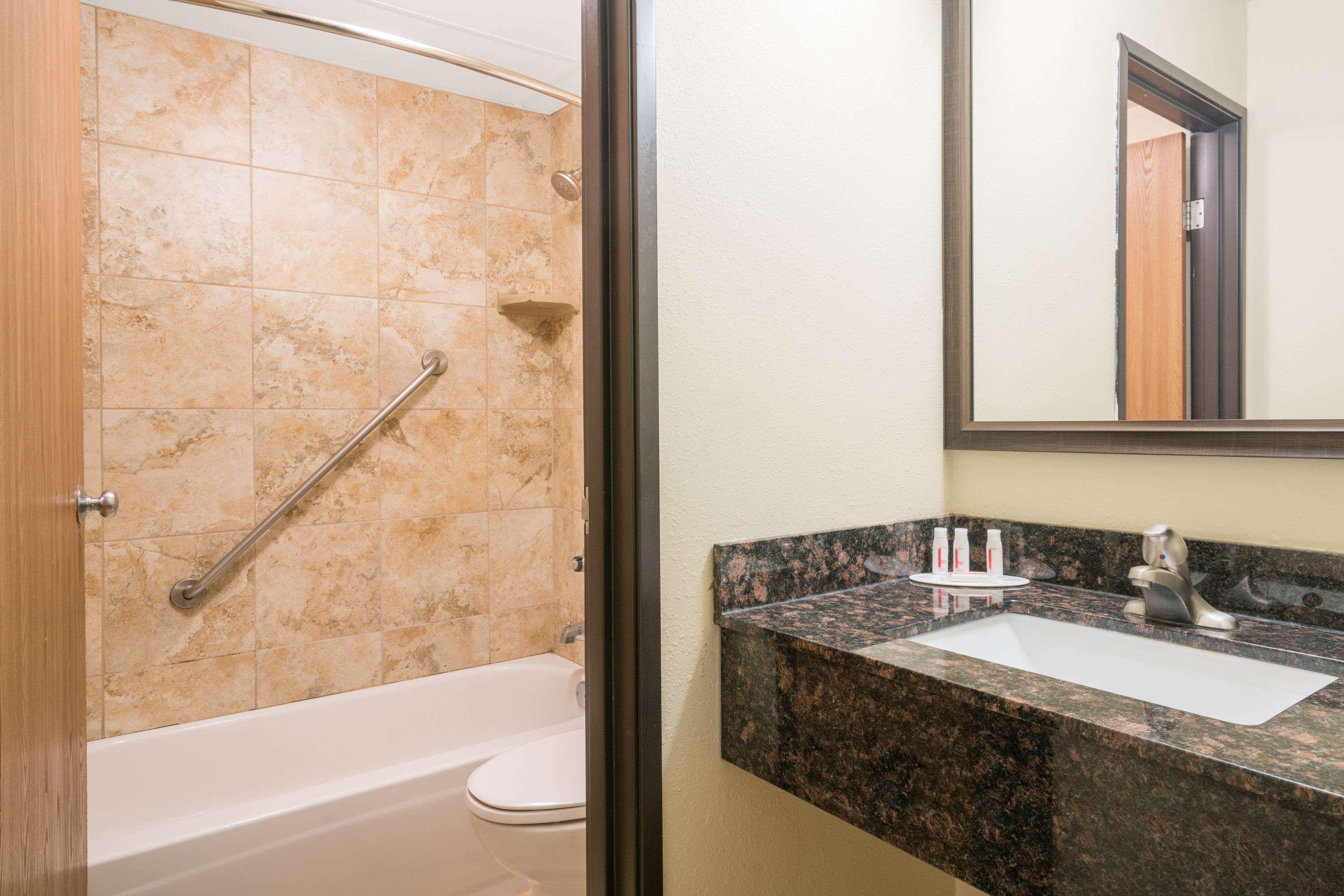 Days Inn & Suites By Wyndham Baxter Brainerd Area Extérieur photo